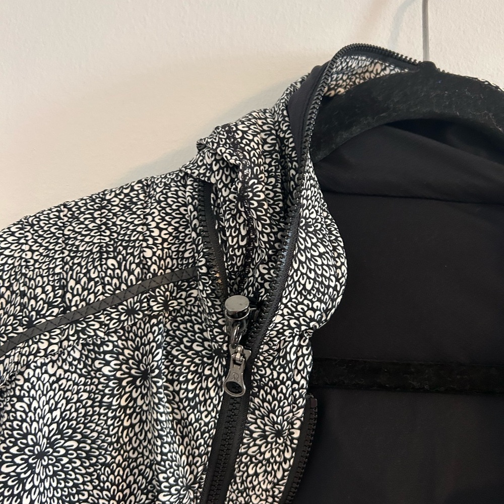 Lululemon Black and White Patterned Wind Breaker lined Jacket - Picture 5 of 10